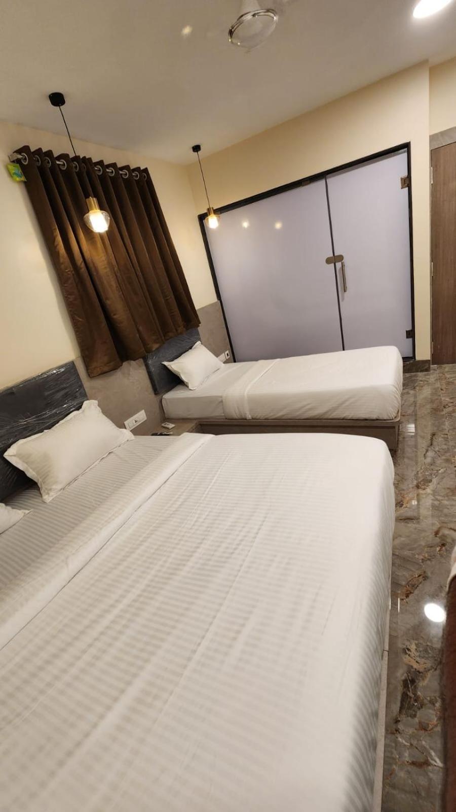Peace International Hotel Mumbai Bagian luar foto